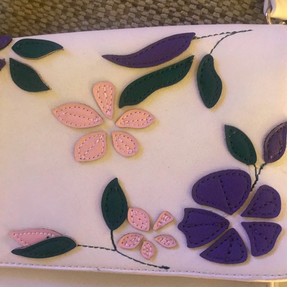 Whimsical crossbody bag w/ appliqué flowers 💐 - Picture 3 of 6